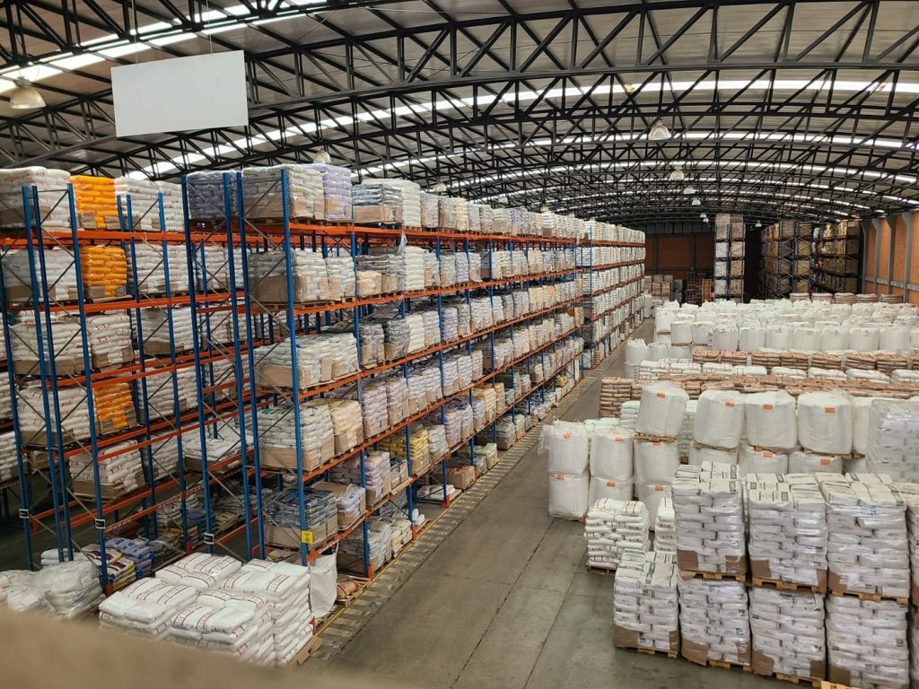 52.000 m² en 7 bodegas propias, con Oracle WMS y visibilidad en tiempo real.